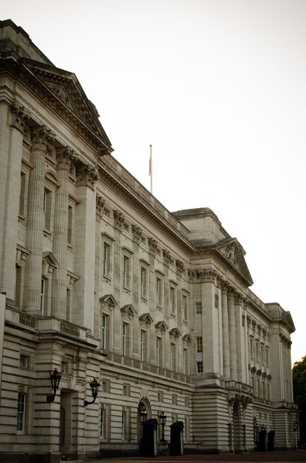 A striking view of Buckingham Palace's neoclassical architecture in London, capturing cultural grandeur.