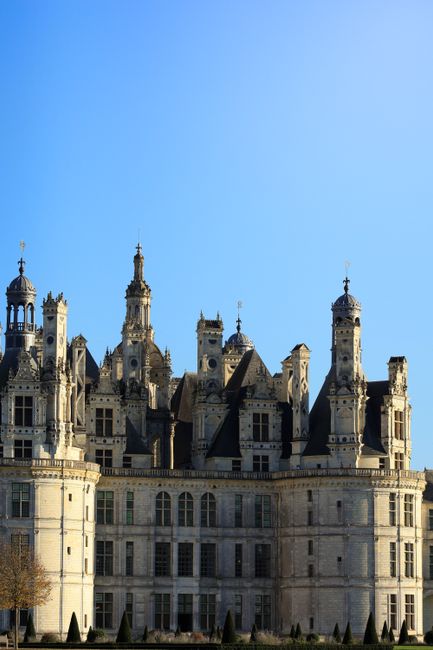 Stunning architectural marvel of Château de Chambord against clear blue sky.