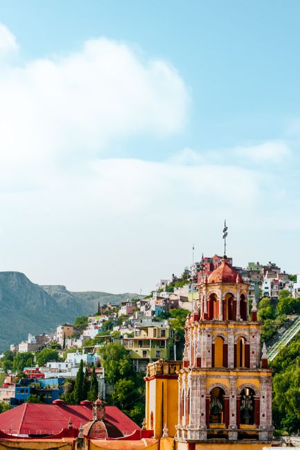 Scenic view of Guanajuato's vibrant townscape with colonial architecture and mountain backdrop.