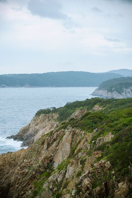 Breathtaking view of rocky coastline and ocean in Huatulco, Mexico, ideal for nature enthusiasts.