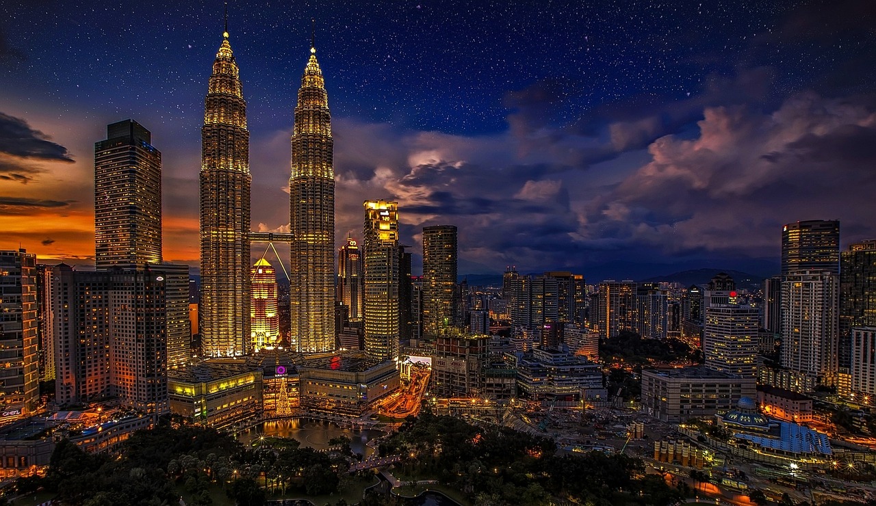 Kuala lumpur, petronas twin towers, cityscape, city lights, skyscrapers, skyline, buildings, urban, urban landscape, metro, twins, malaysia, sky bridge, architecture, modern, city, night, night sky, m