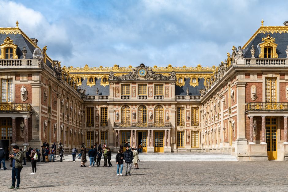 Explore the grandeur of the Palace of Versailles, a stunning example of baroque architecture.