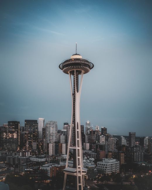 A stunning view of Seattle's skyline featuring the Space Needle at twilight, showcasing urban architecture.
