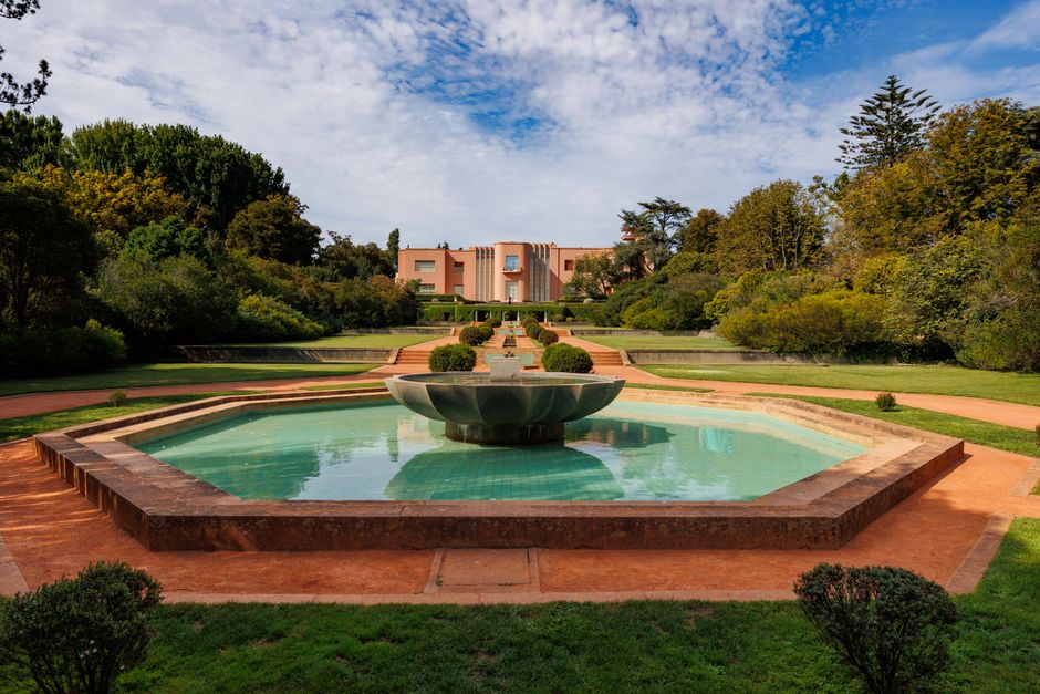 Explore the serene Art Deco garden at Serralves with its iconic fountain in Porto, Portugal.