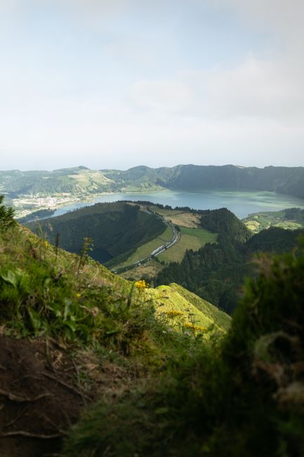 Panoramic view of the picturesque Lagoa das Sete Cidades in Açores, Portugal, surrounded by lush greenery.