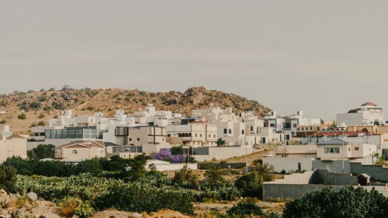 Explore the unique architecture of Taif city in Saudi Arabia's Makkah Province.