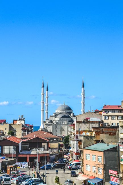 A stunning view of the mosque amidst the vibrant urban landscape of Trabzon, Türkiye.